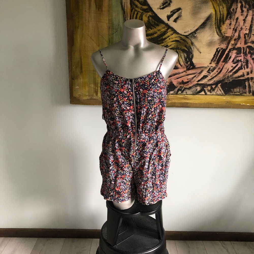 Forever 21 medium sized floral print romper Maine color navy with flower design